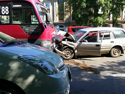 В Хабаровске водитель выехавший на встречную врезался в автобус