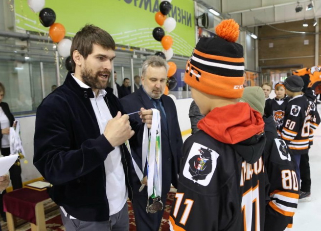 Ребят поздравлял чемпион