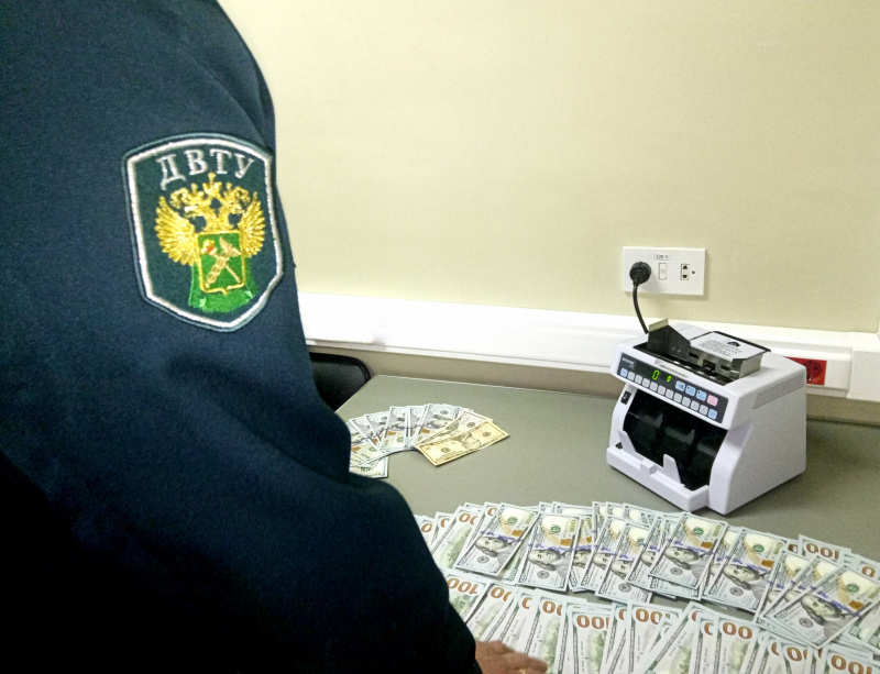 Туристы стали чаще «забывать» декларировать валюту 