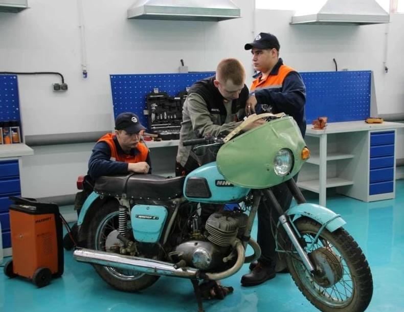 В Хабаровском автомеханическом колледже ремонтируют технику для СВО