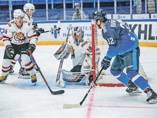 «Амур» играл с «Сибирью» на равных