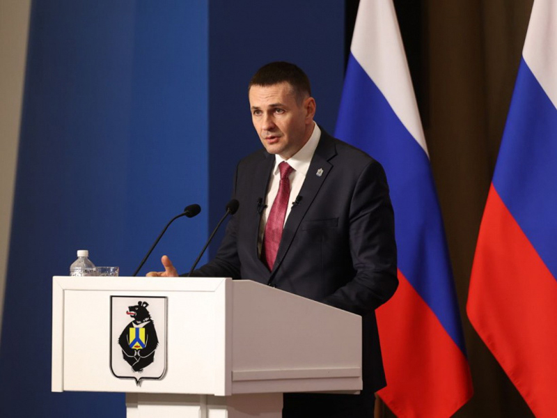 С Новым годом поздравляет Дмитрий Демешин