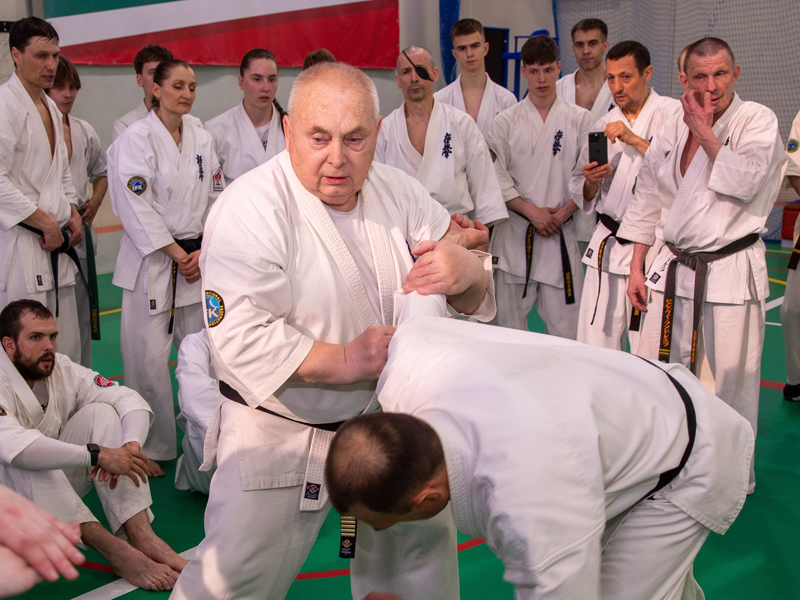 На него смотрели как на инопланетянина