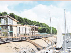 Пляж на набережной и императорский парк