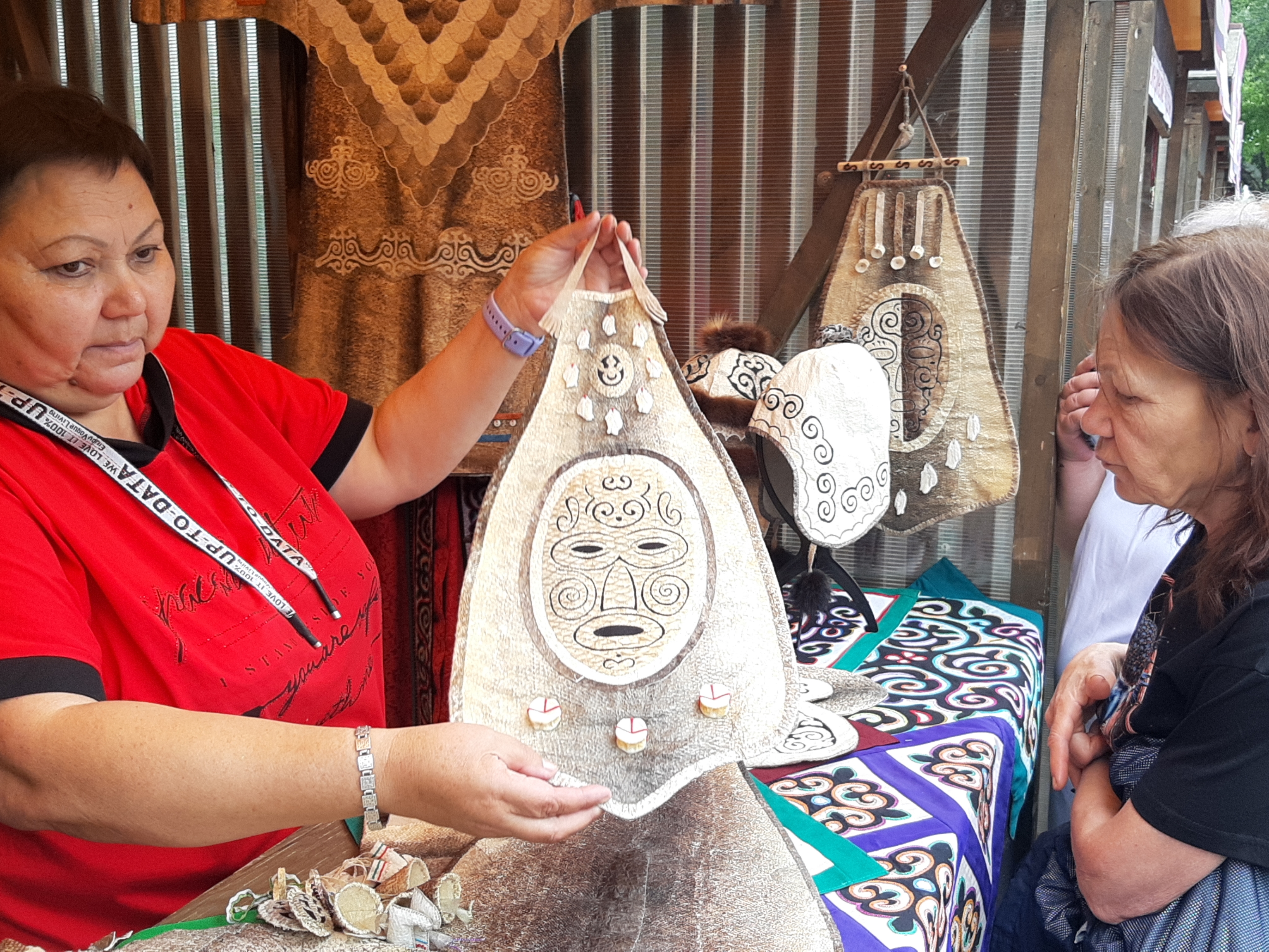 Мастер Валентина Бельды показывает изделия из рыбьей кожи