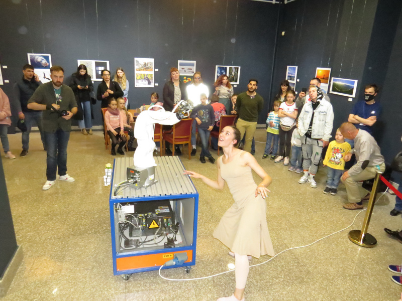 Танцы с роботом возле «третьего фронта»