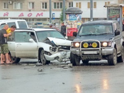 На крутых поворотах машину бросает в кювет...