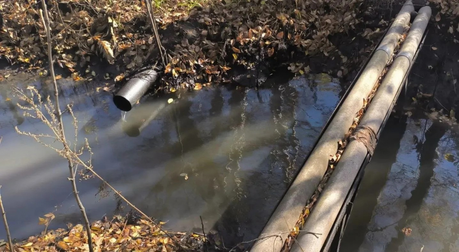В районе локомотивного депо Хабаровска обнаружили сброс воды с масляной пленкой