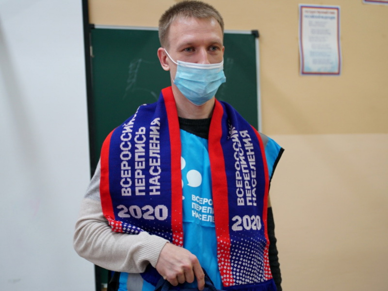 Переписчики с планшетами и в масках