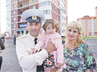 А из нашего окна площадка детская видна