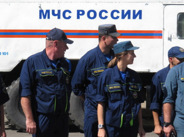 Спасатели спешат на помощь экипажу самолёта