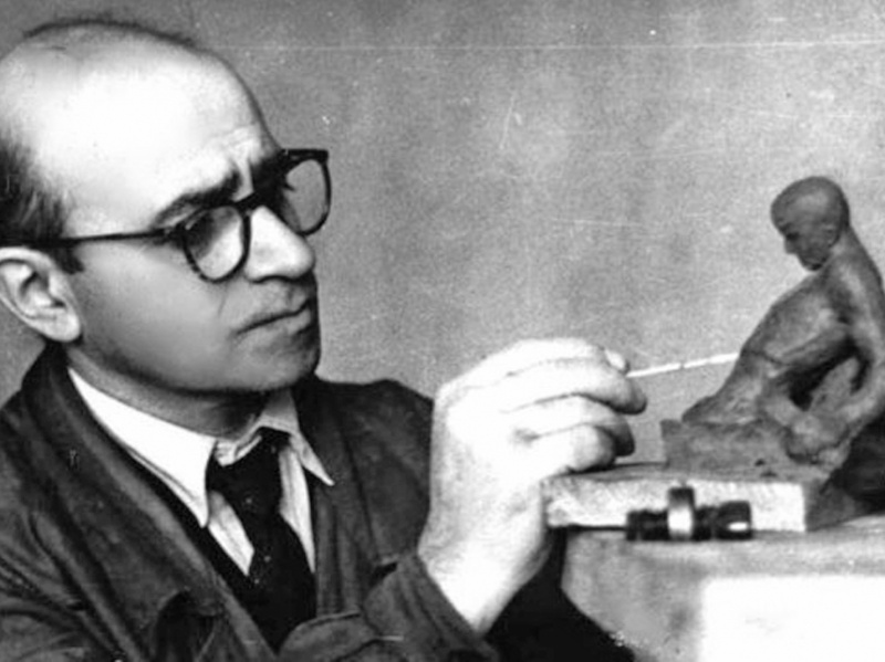 За Абрама Мильчина говорили скульптуры