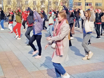 Задорная музыка и… горящие глаза