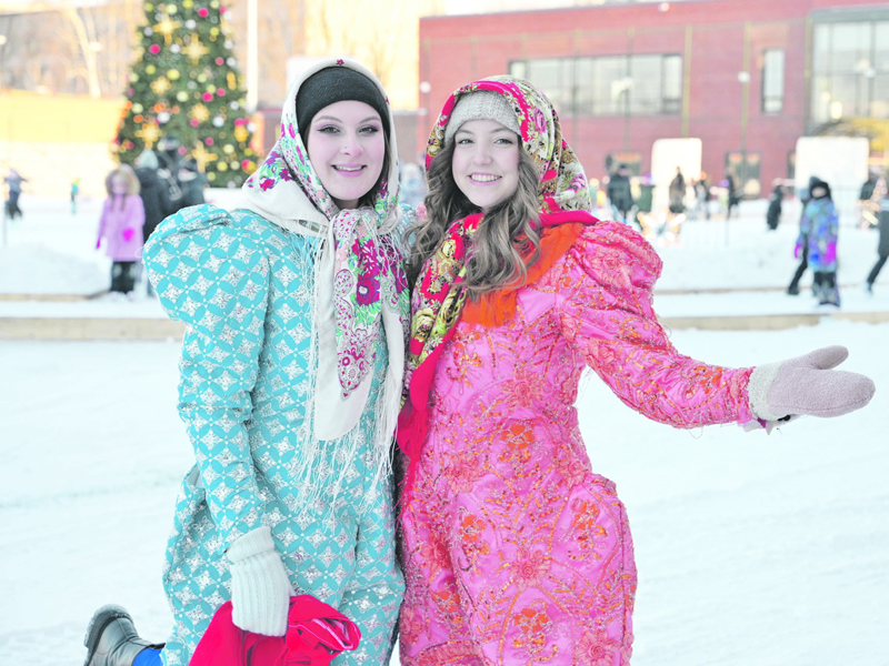 На «Искре» водят хороводы и играют в хоккей