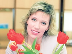 Умная и красивая блондинка за рулём