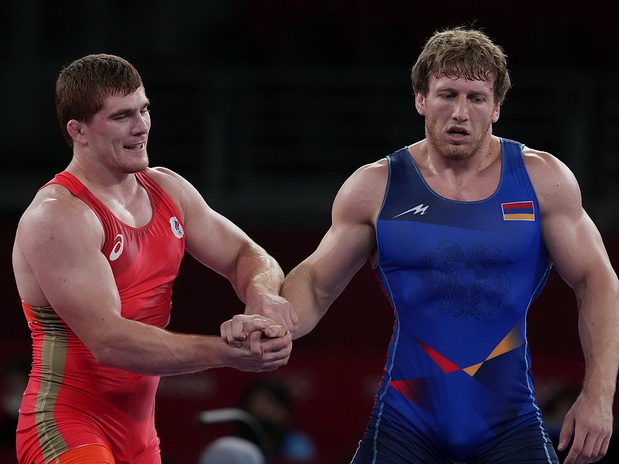 Проигравший борец отказался надевать медаль