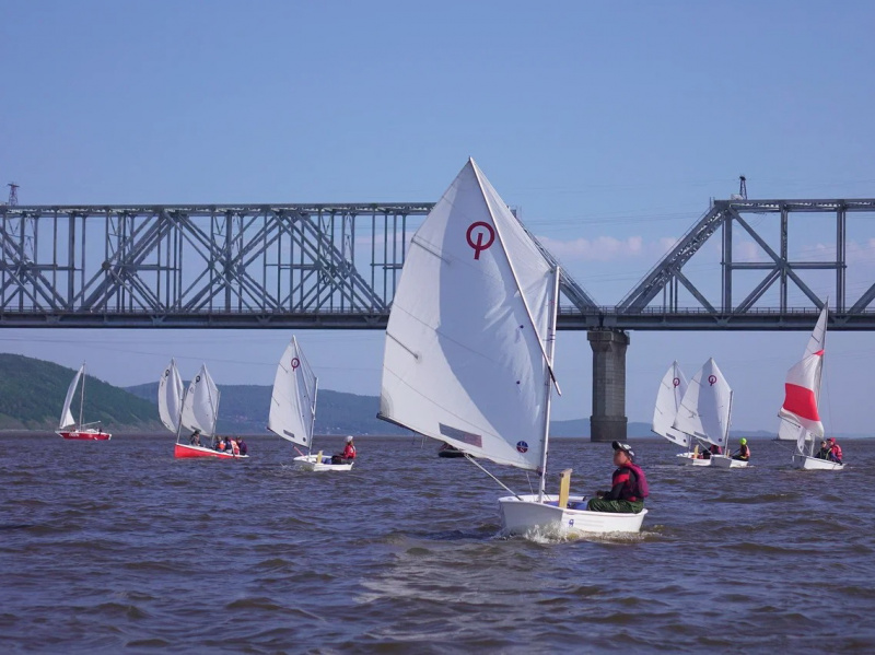 Дети поднимают паруса