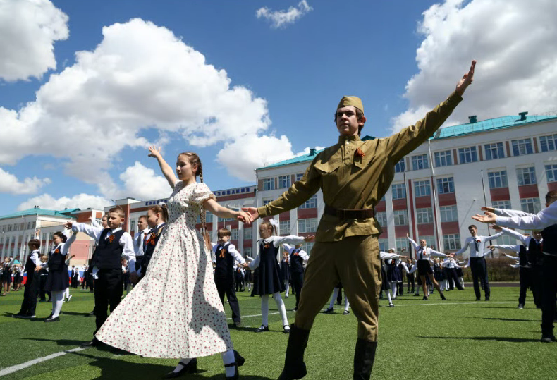 В школах танцевали «Вальс Победы»