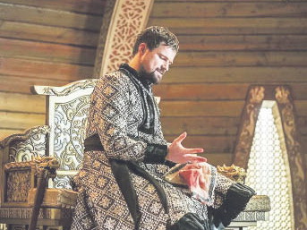 Данила Козловский на коне