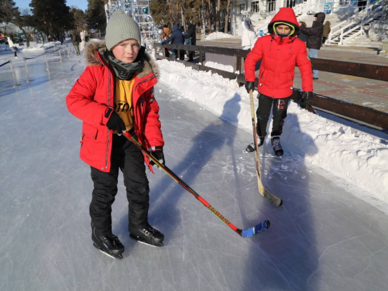Народный каток в Хабаровске открыл новый сезон