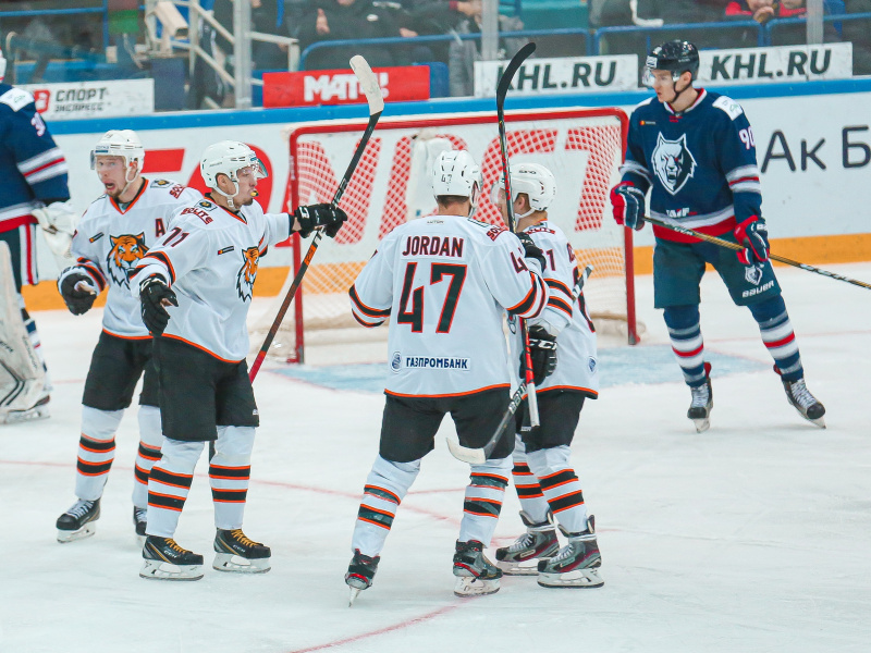 «Амур» продолжает биться за плей-офф