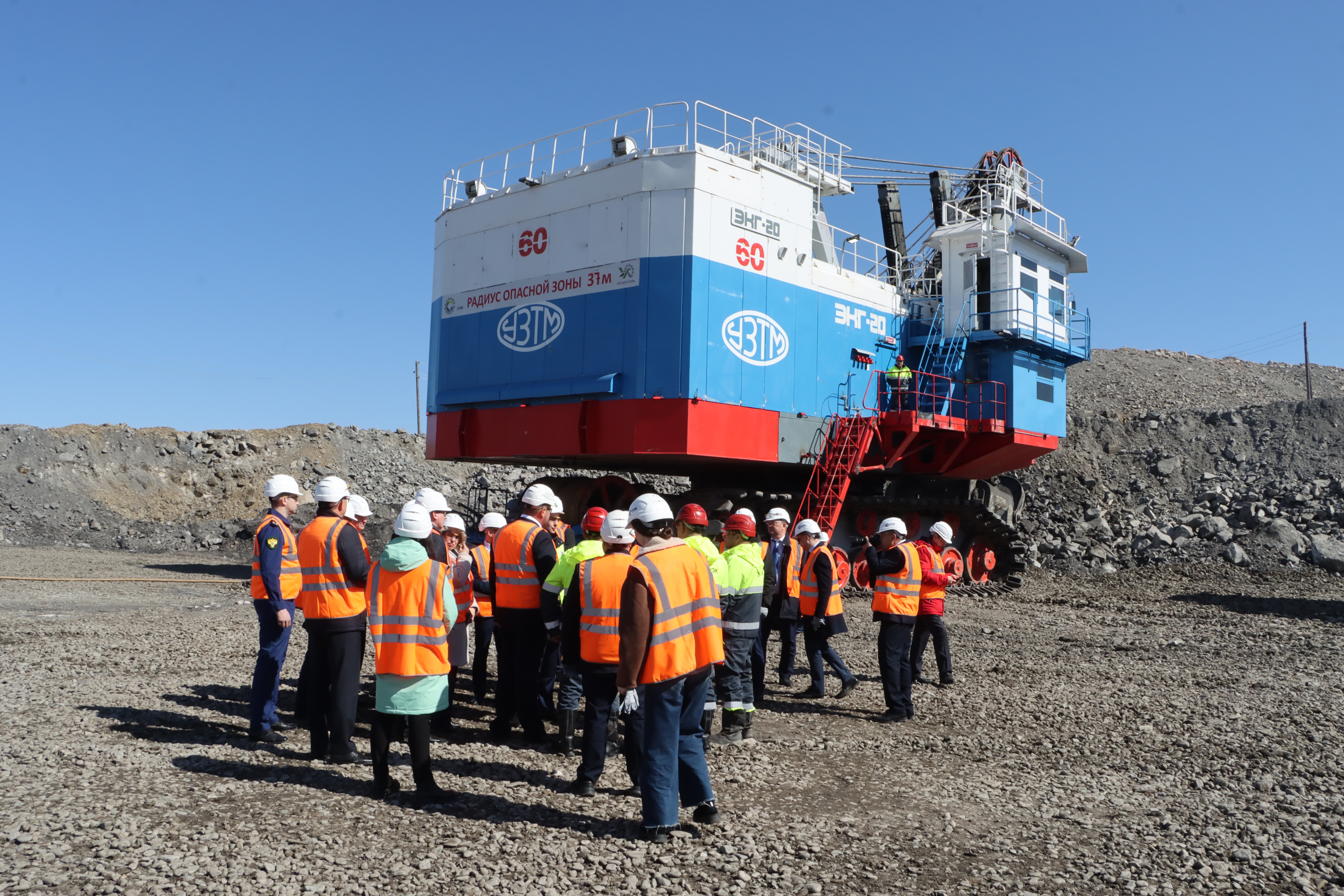 Дмитрий Демешин побывал в кабине отечественного карьерного экскаватора ЭКГ-20 высотой с шестиэтажный дом!