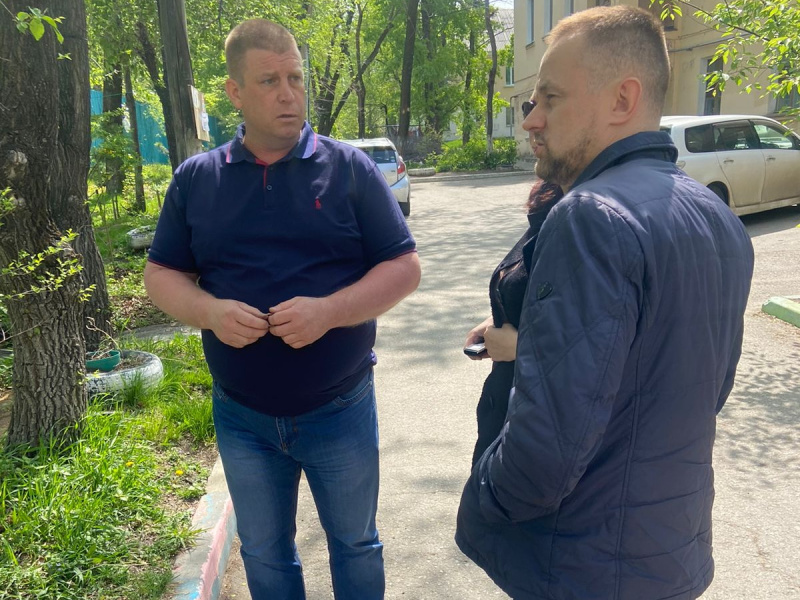 Кто уберёт за «дровосеками», долго искали в хабаровском дворе