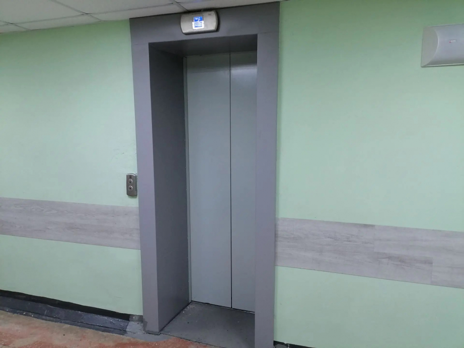 Четыре новых лифта установили в больнице Эльбана по поручению Дмитрия Демешина