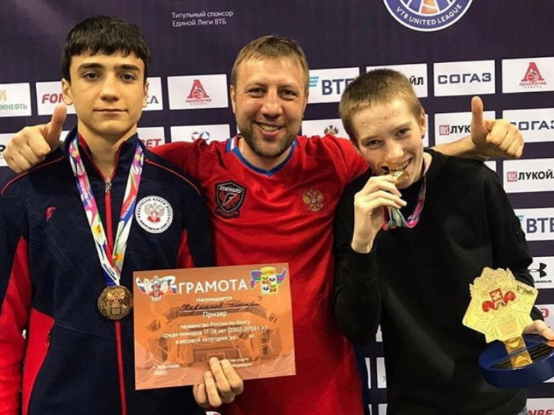 Один словно модель, другой - с чувством юмора