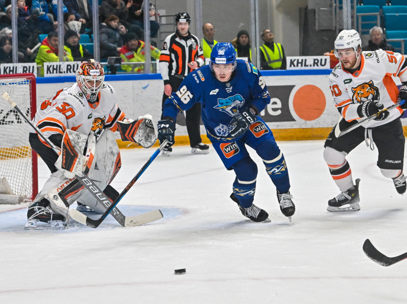 «Тигры» продолжают гнаться за «Нефтехимиком»