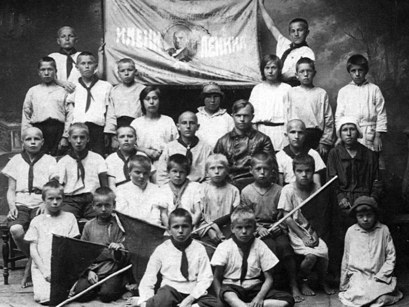 Как повяжешь галстук, береги его…