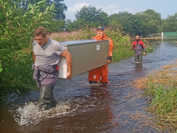 В Хабаровске снова выросли дамбы
