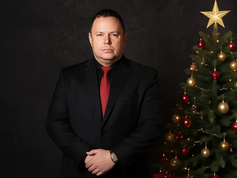 С Новым годом поздравляет Арон Босслер