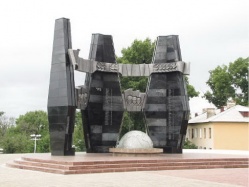 Имя героя на памятнике