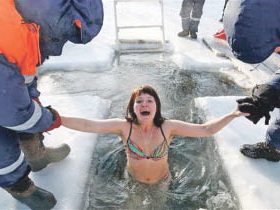 Как окунуться в прорубь на Крещение
