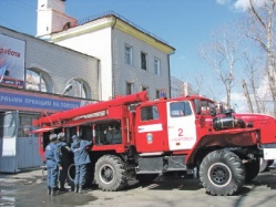 Лихой отряд борцов  с огнём несется по дороге...