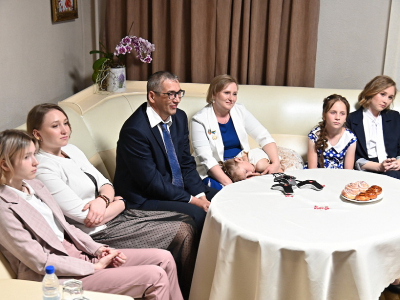 «Награждать и отцов тоже нужно», - сказала президенту Лилия Любушкина