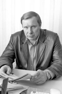 И виноват уж тем, что он - директор рынка?