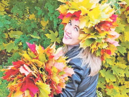 Листья жёлтые над городом кружатся