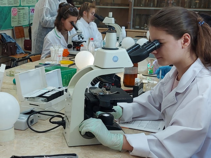 Отдохнуть можно и за микроскопом