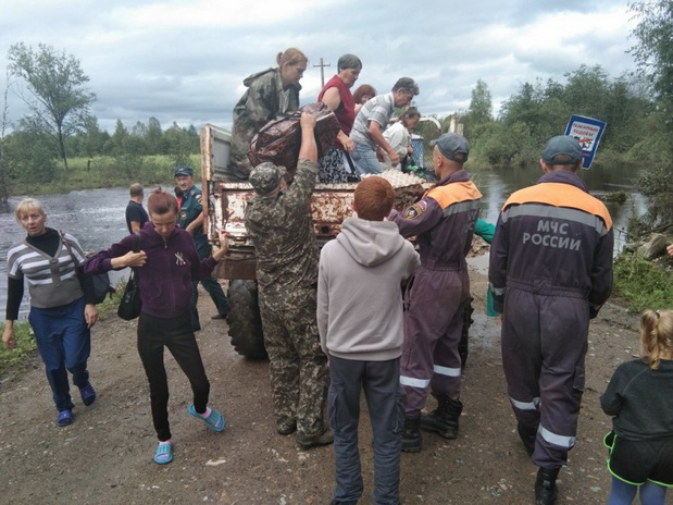 Пока ещё ходят теплоходы на дачи