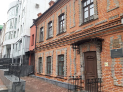 Где  эта  улица,  где  этот  дом