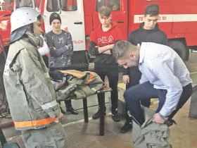 Дети попробовали себя в роли огнеборцев