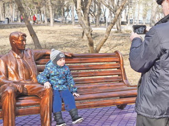 В обнимку с ветром идём по скверам