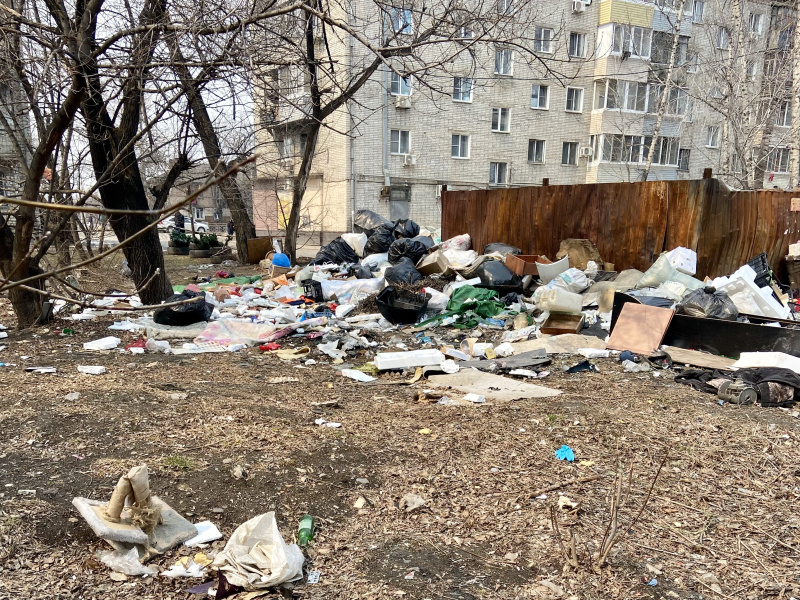 У семи УК помойка во дворах не убрана