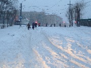 Тротуары завалены снегом, идти можно только по проезжей части