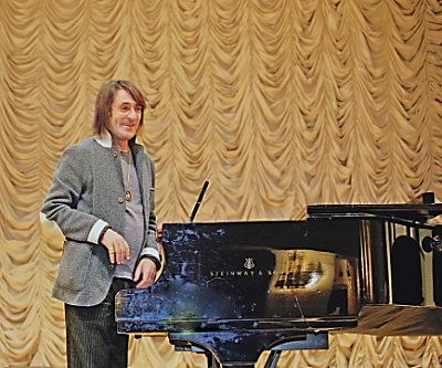 В минувшее воскресенье в Хабаровске торжественно открылся IV Международный музыкальный фестиваль под руководством народного артиста РФ Юрия Башмета.   