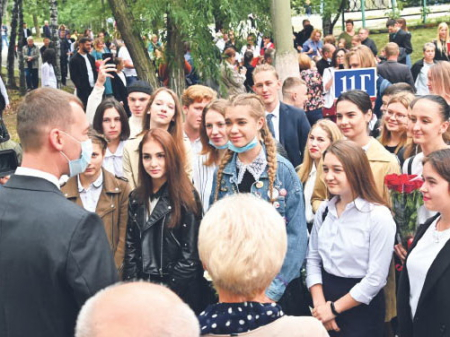 Позвал детвору на урок школьный звонок