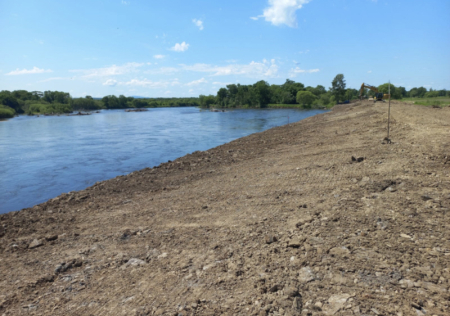 В этом году в районе имени Лазо отремонтируют дамбу, защищающую сельскохозяйственные поля у села Полетное от разлива горной реки Хор