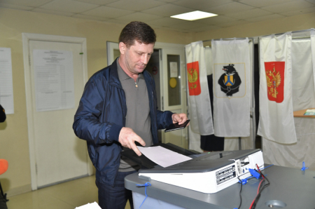 Губернатор проголосовал, хотя и не без проблем